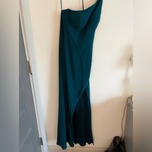Size 4 XScape maxi one shoulder emerald green formal dress with a slit.